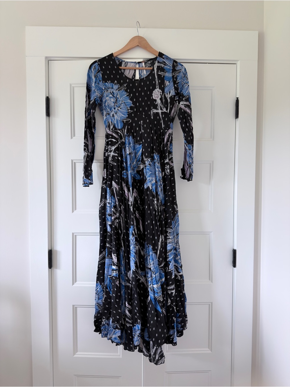 READ Free People First Kiss Maxi Black Blue Floral XS
